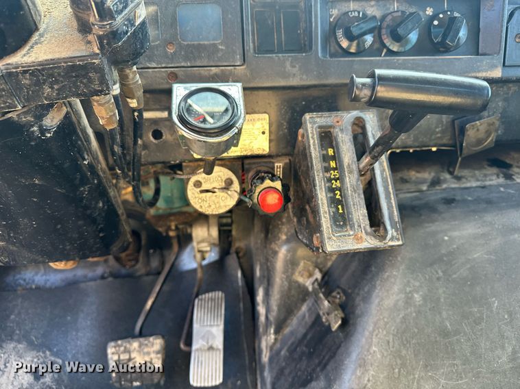 image for item DJ6237 2000 International  4700  grain truck