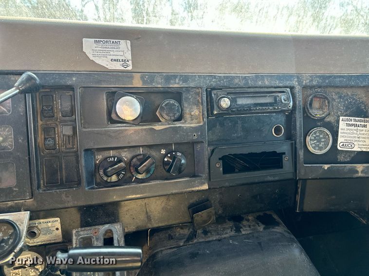 image for item DJ6237 2000 International  4700  grain truck