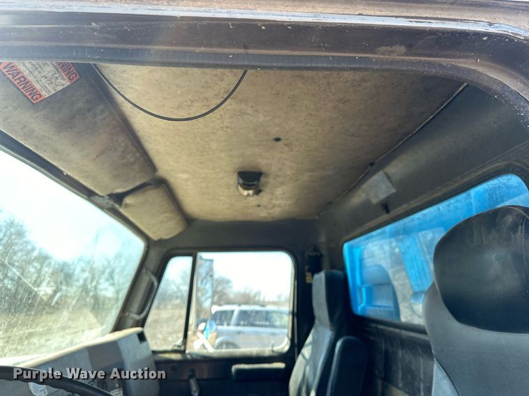 image for item DJ6237 2000 International  4700  grain truck