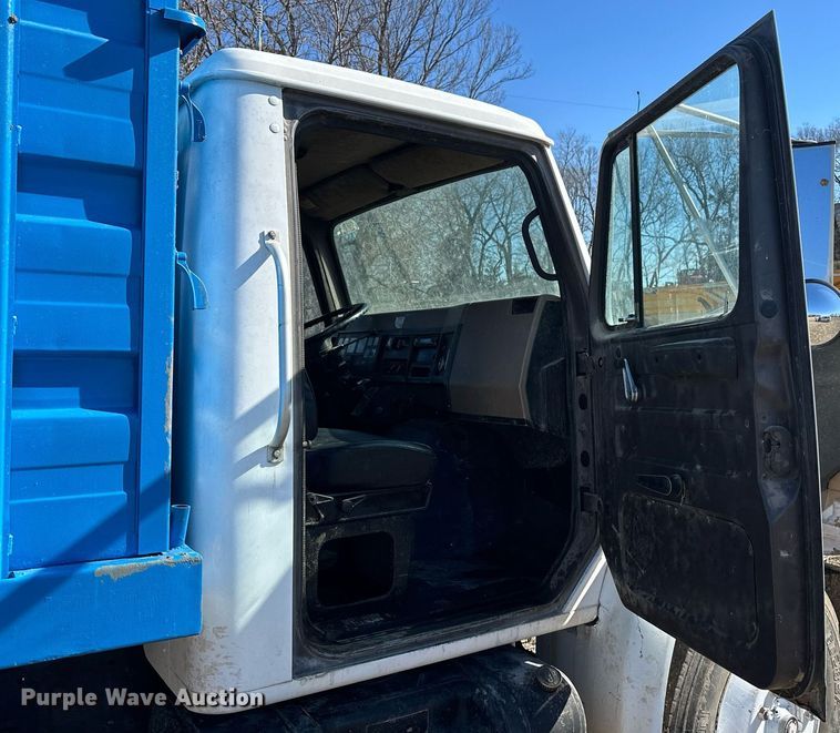 image for item DJ6237 2000 International  4700  grain truck