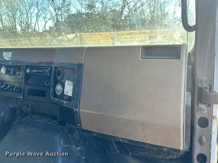 image for item DJ6237 2000 International  4700  grain truck