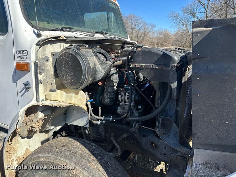 image for item DJ6237 2000 International  4700  grain truck