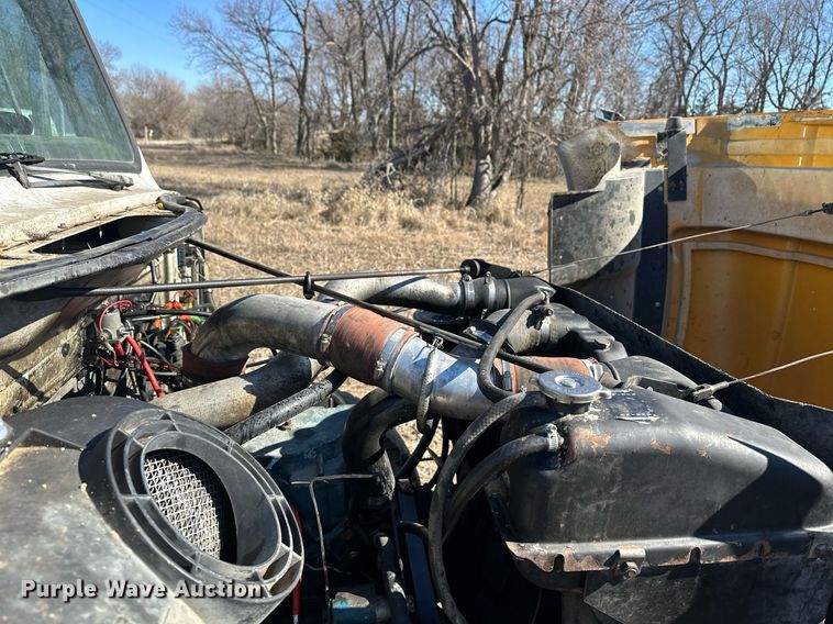 image for item DJ6237 2000 International  4700  grain truck