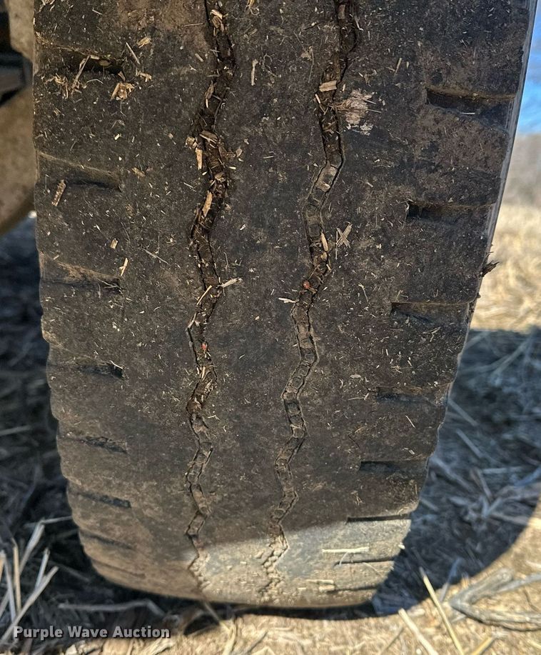 image for item DJ6237 2000 International  4700  grain truck