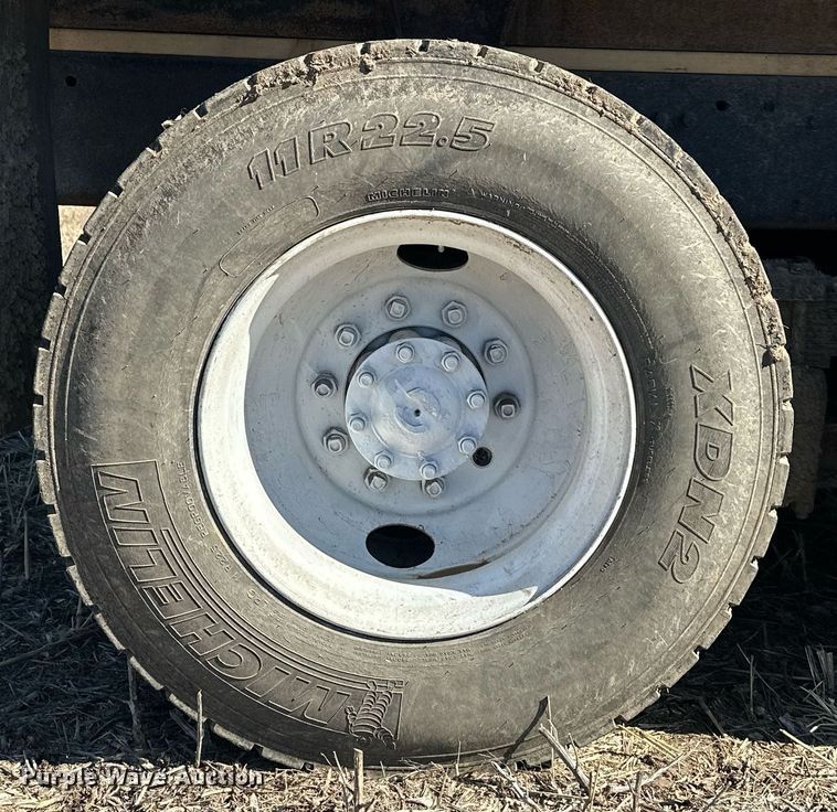 image for item DJ6237 2000 International  4700  grain truck