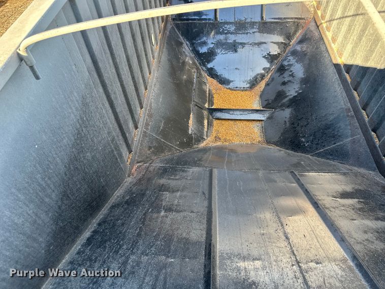 image for item DQ6318 1997 Jetco grain trailer