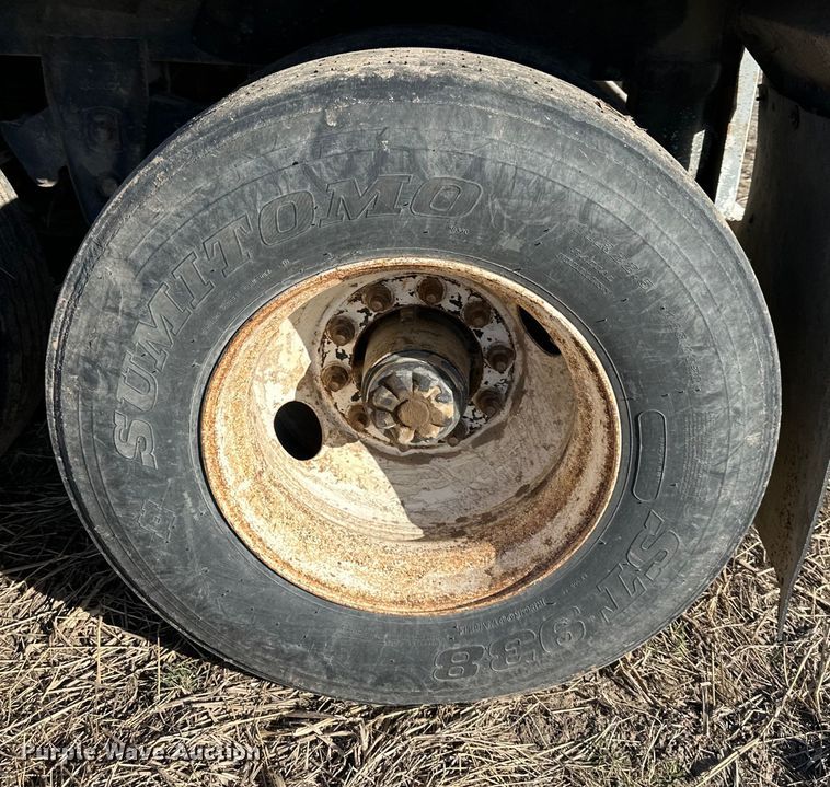 image for item DQ6318 1997 Jetco grain trailer