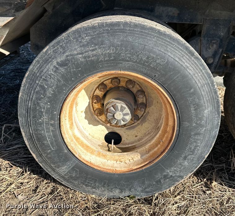 image for item DQ6318 1997 Jetco grain trailer