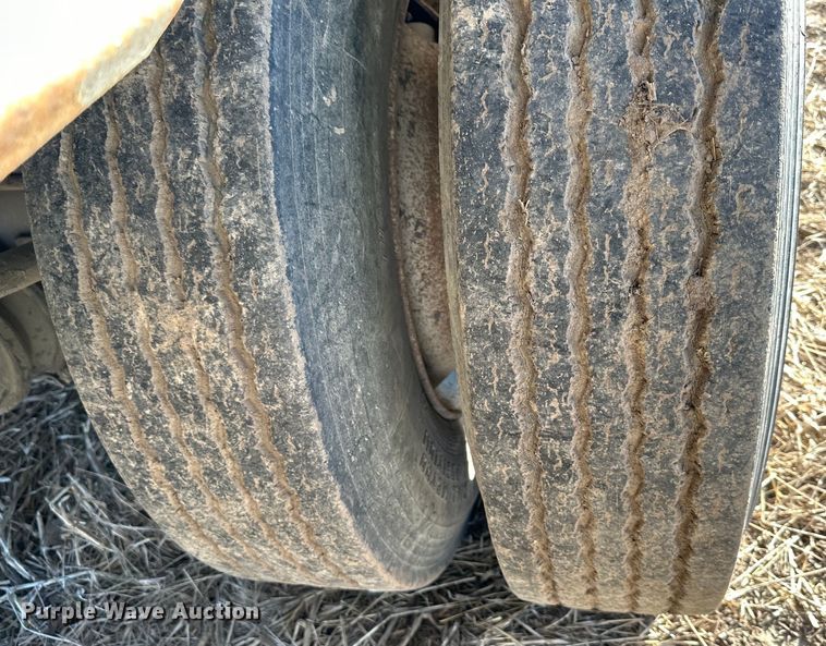 image for item DQ6318 1997 Jetco grain trailer