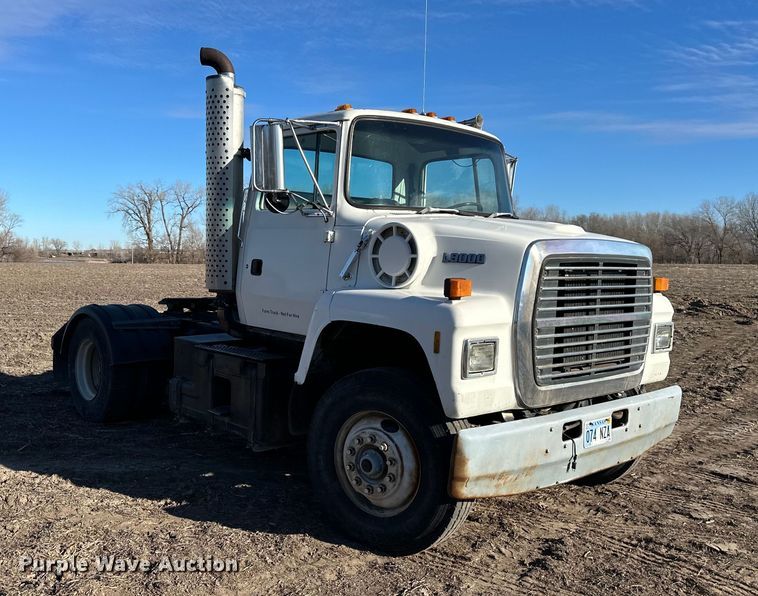 image for item DQ6319 1991 Ford L9000 semi truck
