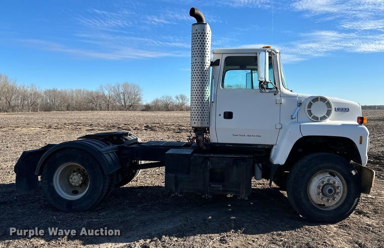 image for item DQ6319 1991 Ford L9000 semi truck