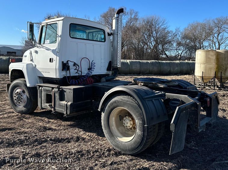 image for item DQ6319 1991 Ford L9000 semi truck