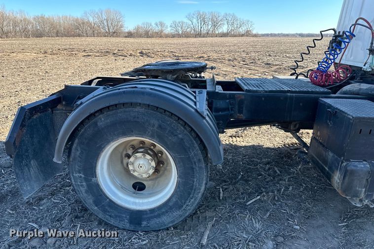 image for item DQ6319 1991 Ford L9000 semi truck