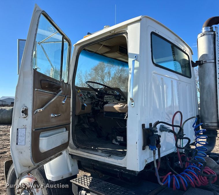 image for item DQ6319 1991 Ford L9000 semi truck