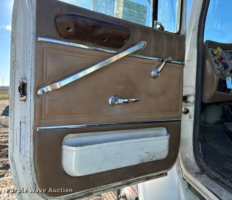 image for item DQ6319 1991 Ford L9000 semi truck