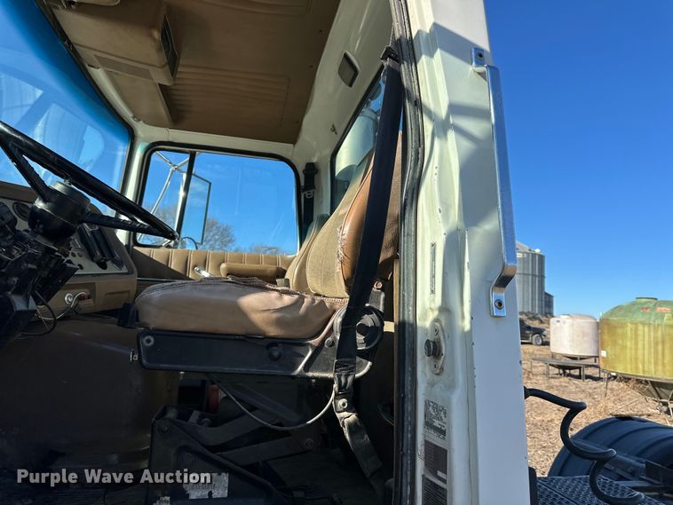 image for item DQ6319 1991 Ford L9000 semi truck