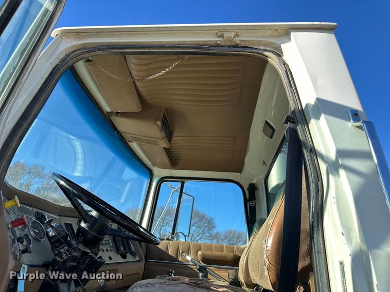 image for item DQ6319 1991 Ford L9000 semi truck