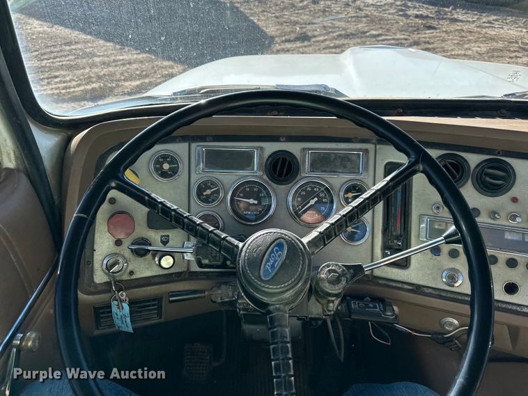 image for item DQ6319 1991 Ford L9000 semi truck