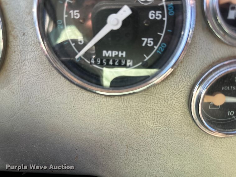 image for item DQ6319 1991 Ford L9000 semi truck