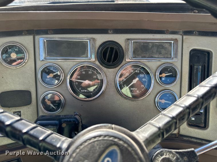 image for item DQ6319 1991 Ford L9000 semi truck