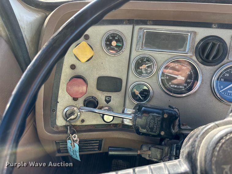 image for item DQ6319 1991 Ford L9000 semi truck