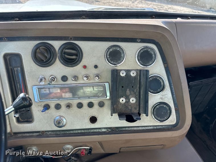 image for item DQ6319 1991 Ford L9000 semi truck