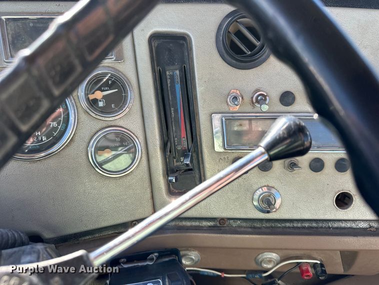 image for item DQ6319 1991 Ford L9000 semi truck