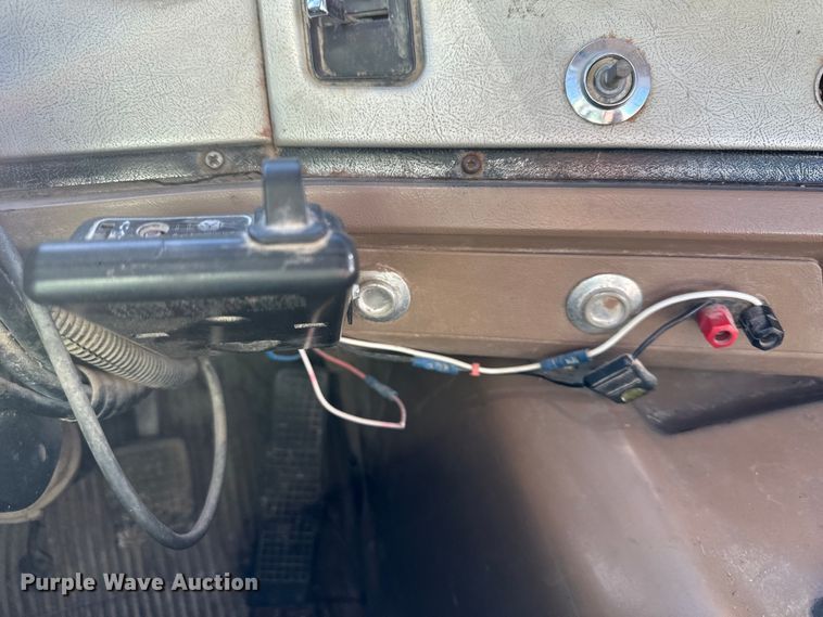 image for item DQ6319 1991 Ford L9000 semi truck