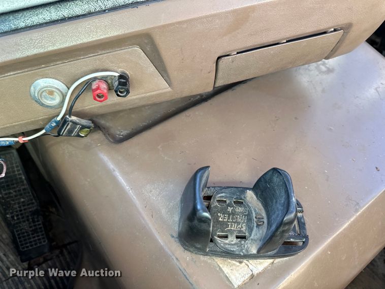 image for item DQ6319 1991 Ford L9000 semi truck