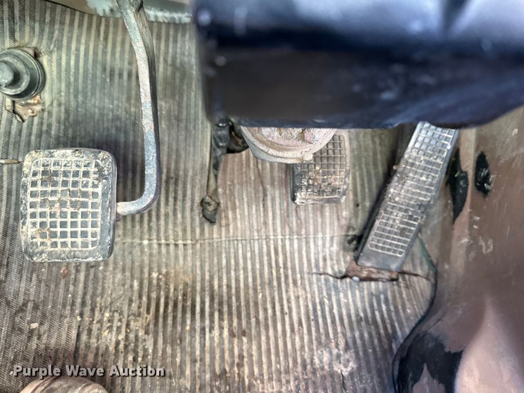 image for item DQ6319 1991 Ford L9000 semi truck