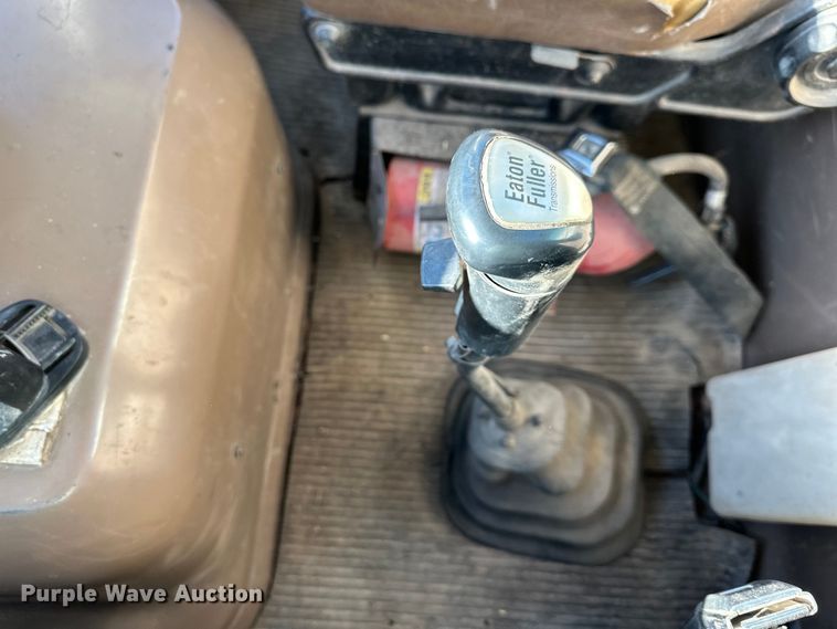 image for item DQ6319 1991 Ford L9000 semi truck