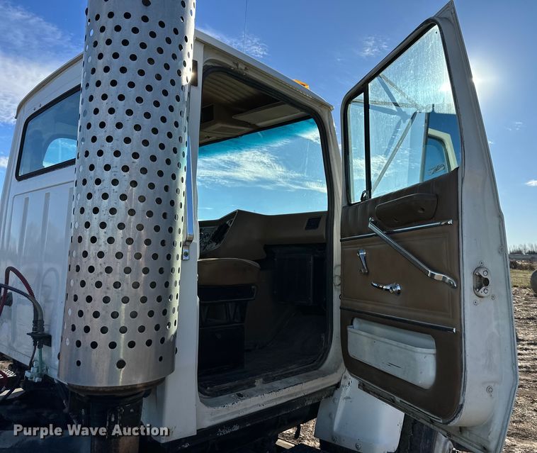 image for item DQ6319 1991 Ford L9000 semi truck