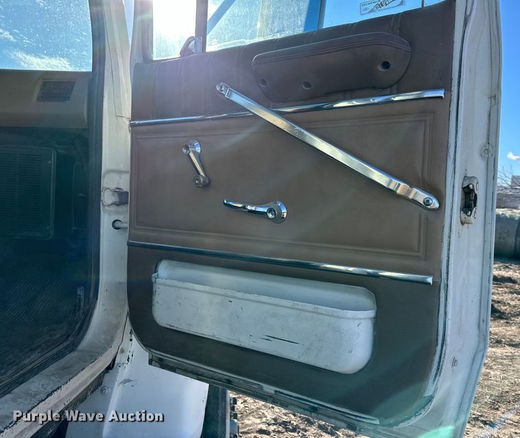 image for item DQ6319 1991 Ford L9000 semi truck