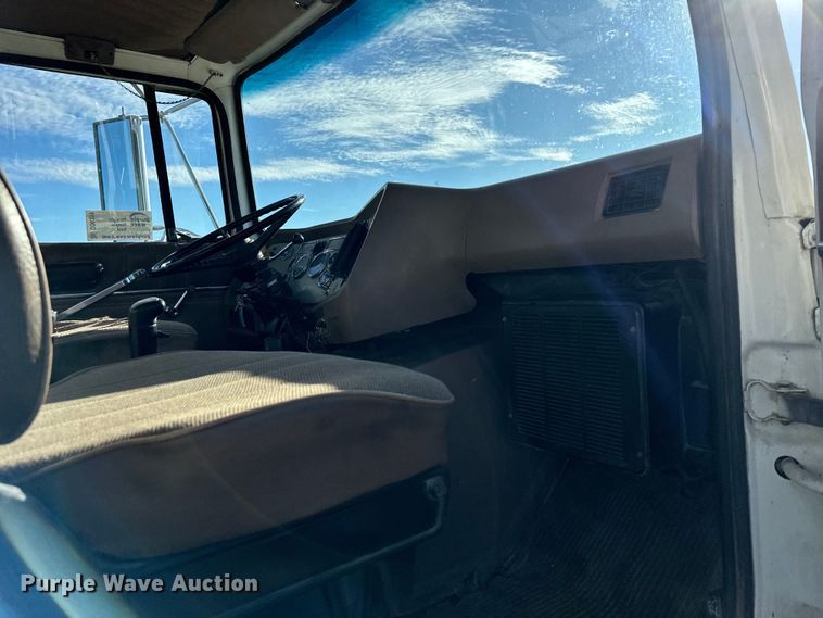 image for item DQ6319 1991 Ford L9000 semi truck