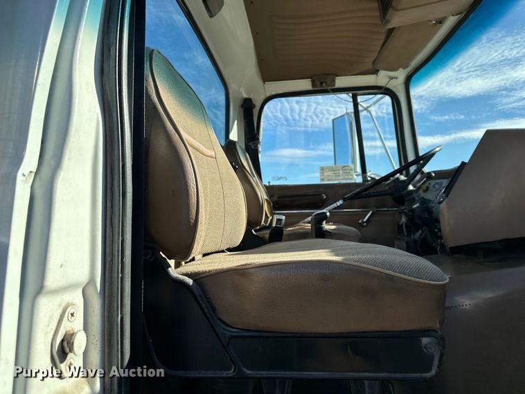 image for item DQ6319 1991 Ford L9000 semi truck