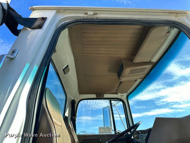 image for item DQ6319 1991 Ford L9000 semi truck