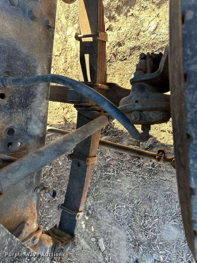 image for item DQ6319 1991 Ford L9000 semi truck