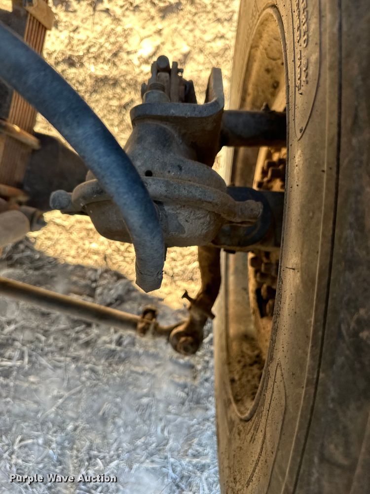 image for item DQ6319 1991 Ford L9000 semi truck