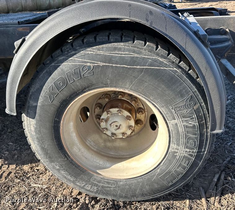 image for item DQ6319 1991 Ford L9000 semi truck