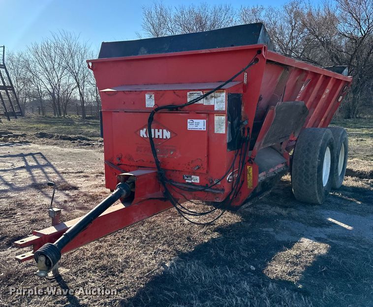 image for item DQ6321 Kuhn Knight Slinger 8124 manure spreader