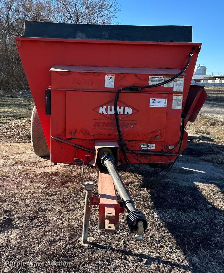 image for item DQ6321 Kuhn Knight Slinger 8124 manure spreader