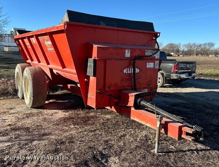 image for item DQ6321 Kuhn Knight Slinger 8124 manure spreader