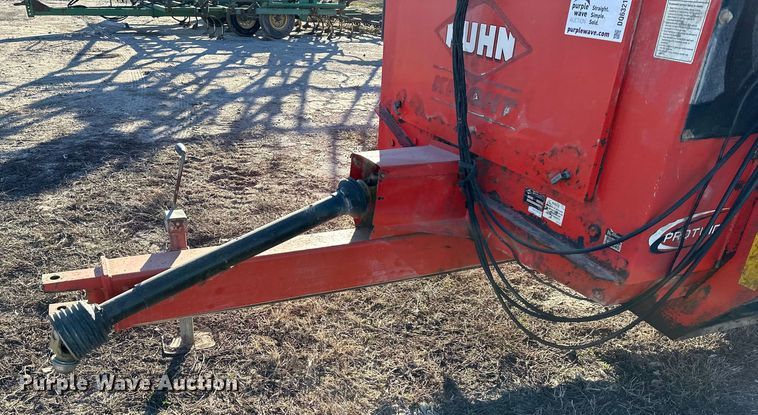 image for item DQ6321 Kuhn Knight Slinger 8124 manure spreader