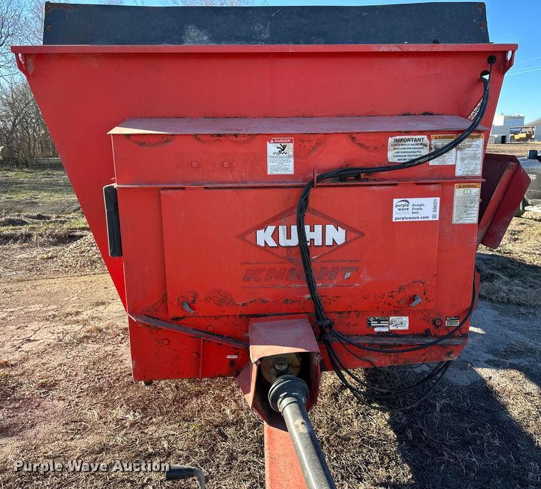 image for item DQ6321 Kuhn Knight Slinger 8124 manure spreader