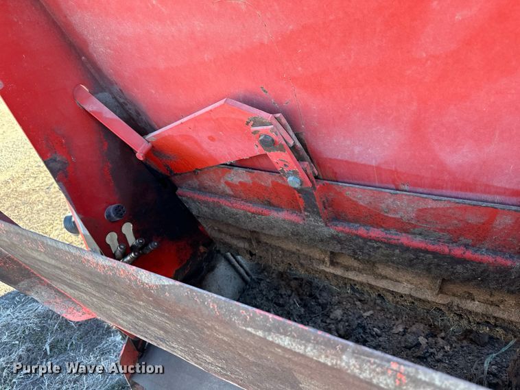 image for item DQ6321 Kuhn Knight Slinger 8124 manure spreader
