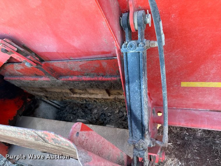 image for item DQ6321 Kuhn Knight Slinger 8124 manure spreader