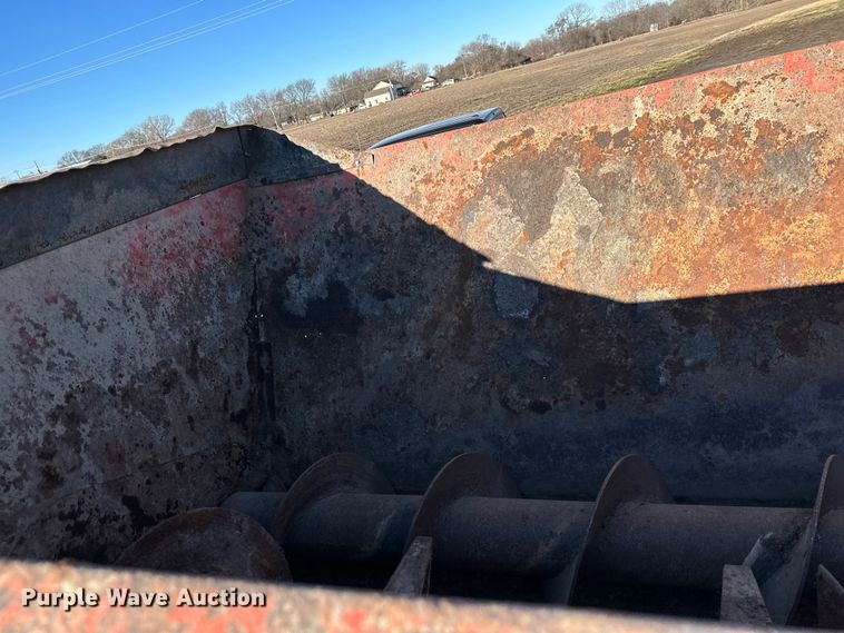 image for item DQ6321 Kuhn Knight Slinger 8124 manure spreader