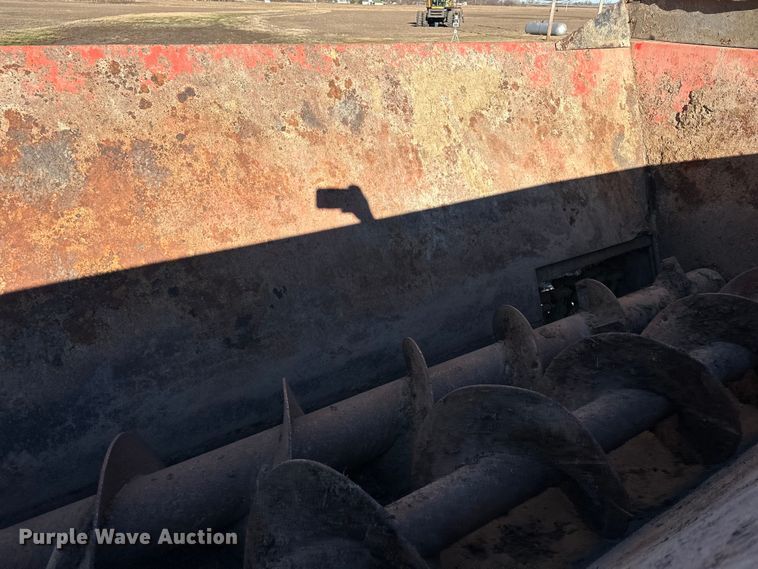 image for item DQ6321 Kuhn Knight Slinger 8124 manure spreader