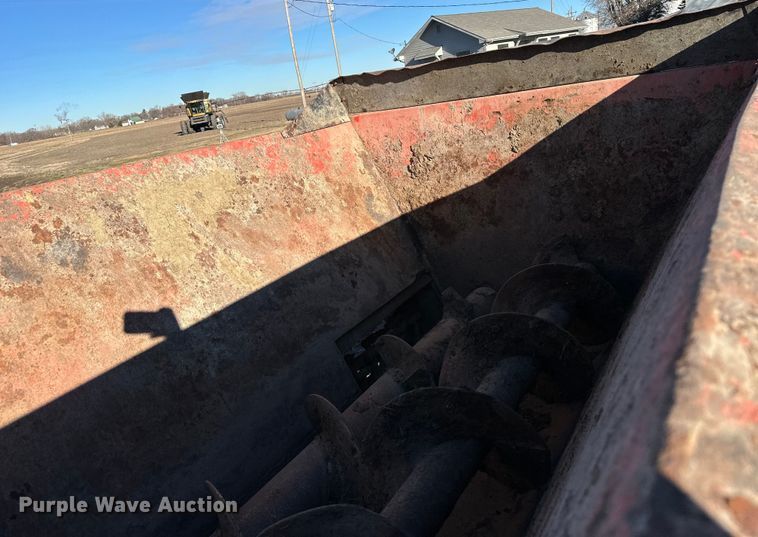 image for item DQ6321 Kuhn Knight Slinger 8124 manure spreader