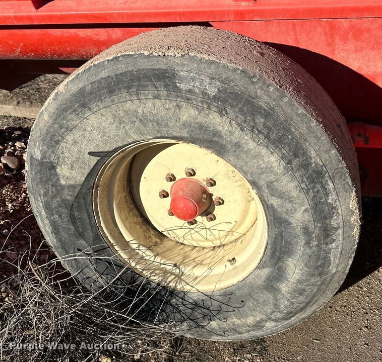 image for item DQ6321 Kuhn Knight Slinger 8124 manure spreader